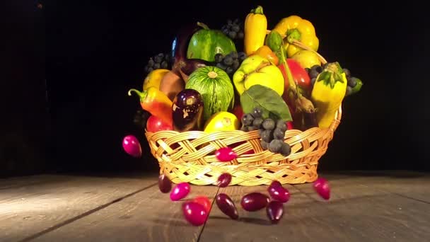Bodegón Otoño Con Verduras Frutas Una Canasta Mimbre — Vídeos de Stock