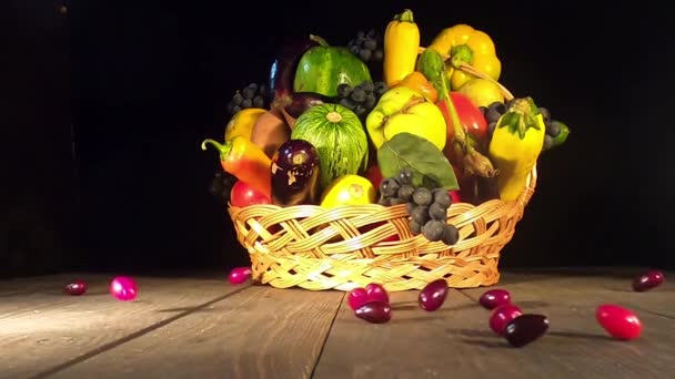 Bodegón Otoño Con Verduras Frutas Una Canasta Mimbre — Vídeos de Stock