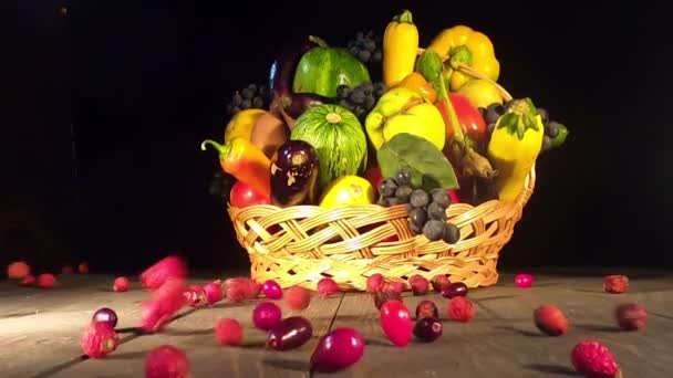 Bodegón Otoño Con Verduras Frutas Una Canasta Mimbre — Vídeos de Stock