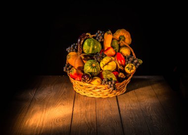 Saman sepetinde sebze ve meyvelerle dolu bir sonbahar.