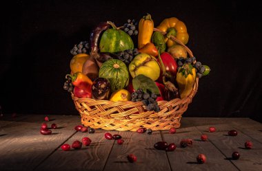 Saman sepetinde sebze ve meyvelerle dolu bir sonbahar.