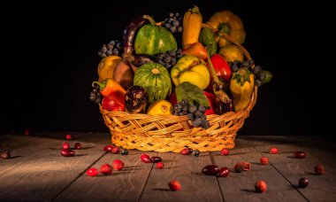Saman sepetinde sebze ve meyvelerle dolu bir sonbahar.