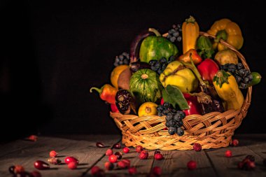 Saman sepetinde sebze ve meyvelerle dolu bir sonbahar.