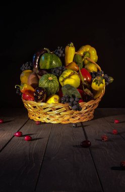 Saman sepetinde sebze ve meyvelerle dolu bir sonbahar.