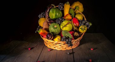 Saman sepetinde sebze ve meyvelerle dolu bir sonbahar.