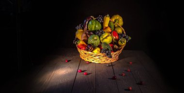 Saman sepetinde sebze ve meyvelerle dolu bir sonbahar.