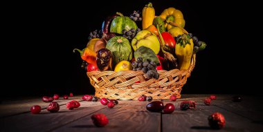 Saman sepetinde sebze ve meyvelerle dolu bir sonbahar.