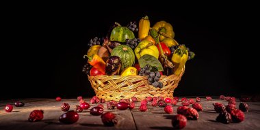 Saman sepetinde sebze ve meyvelerle dolu bir sonbahar.