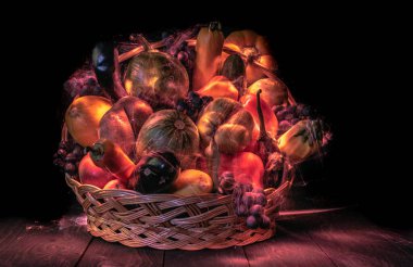 Sebze ve meyvelerle dolu bir sonbahar, ışıkla özetlenmiş bir sepetin içinde.