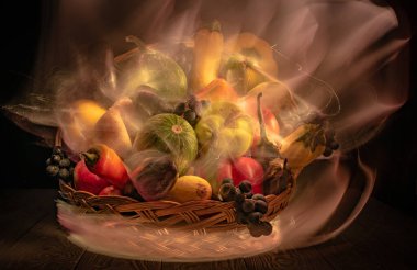 Sebze ve meyvelerle dolu bir sonbahar, ışıkla özetlenmiş bir sepetin içinde.
