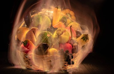 Sebze ve meyvelerle dolu bir sonbahar, ışıkla özetlenmiş bir sepetin içinde.