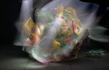 Sebze ve meyvelerle dolu bir sonbahar, ışıkla özetlenmiş bir sepetin içinde.