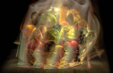 Sebze ve meyvelerle dolu bir sonbahar, ışıkla özetlenmiş bir sepetin içinde.