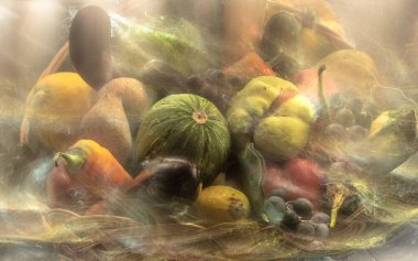 Sebze ve meyvelerle dolu bir sonbahar, ışıkla özetlenmiş bir sepetin içinde.