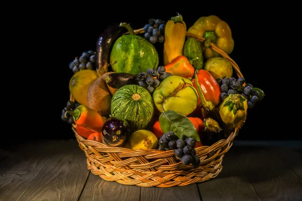 Saman sepetinde sebze ve meyvelerle dolu bir sonbahar.