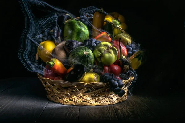 Sebze ve meyvelerle dolu bir sonbahar, ışıkla özetlenmiş bir sepetin içinde.