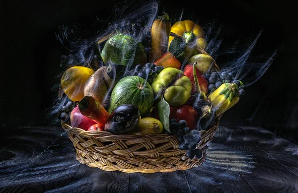 Sebze ve meyvelerle dolu bir sonbahar, ışıkla özetlenmiş bir sepetin içinde.