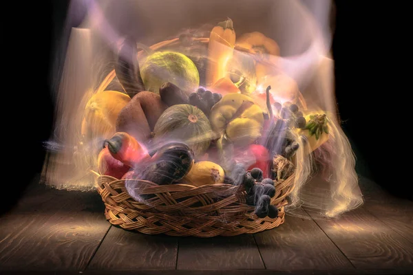 Sebze ve meyvelerle dolu bir sonbahar, ışıkla özetlenmiş bir sepetin içinde.