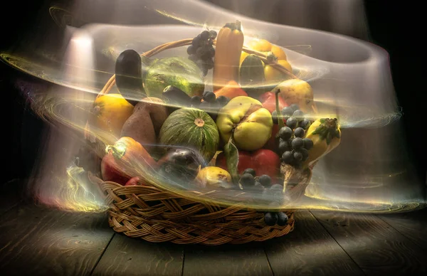 Sebze ve meyvelerle dolu bir sonbahar, ışıkla özetlenmiş bir sepetin içinde.