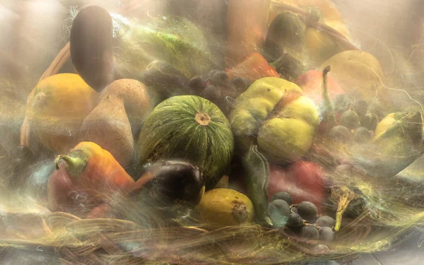 Sebze ve meyvelerle dolu bir sonbahar, ışıkla özetlenmiş bir sepetin içinde.