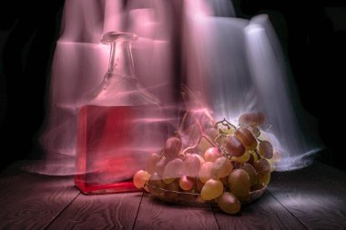 Sonbahar ayyaşlarla ve ışıkla özetlenmiş üzümlerle dolu.