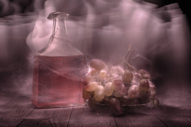 Sonbahar ayyaşlarla ve ışıkla özetlenmiş üzümlerle dolu.