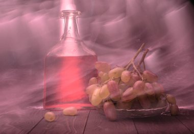 Sonbahar ayyaşlarla ve ışıkla özetlenmiş üzümlerle dolu.