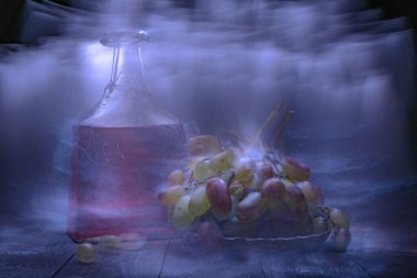 Sonbahar ayyaşlarla ve ışıkla özetlenmiş üzümlerle dolu.