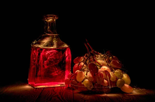Jesienna Martwa Natura Butem Winogronami Zarysowanymi Światłem — Zdjęcie stockowe