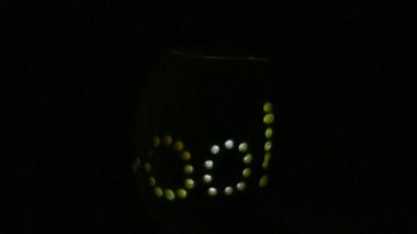 Parlak yazıtlı bir balkabağı ve bir hayalet.