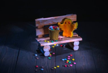 Şekerlerle dolu bir bankta kabak hayaleti