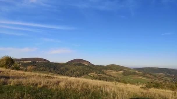 Suv Viaja Través Las Montañas Los Cárpatos Otoño — Vídeo de stock