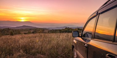 SUV sonbahar Karpatlar boyunca seyahat eder.