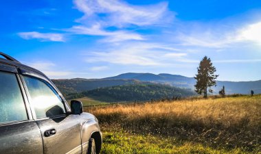 SUV sonbahar Karpatlar boyunca seyahat eder.