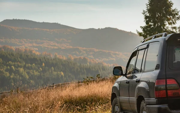 Suv Viaja Través Las Montañas Los Cárpatos Otoño — Foto de Stock