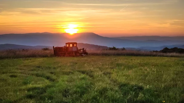 Paisaje Los Cárpatos Otoñales Atardecer Con Tractor Abandonado — Foto de Stock