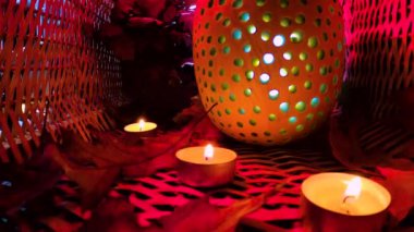 Cadılar Bayramı 'nın ışıltılı balkabağı. Güzel bir ışık ve gölge oyunu.