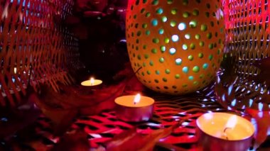 Cadılar Bayramı 'nın ışıltılı balkabağı. Güzel bir ışık ve gölge oyunu.