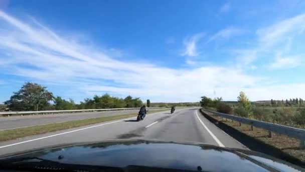 Dva Motocyklisté Při Vysoké Rychlosti Předjeli Suv — Stock video