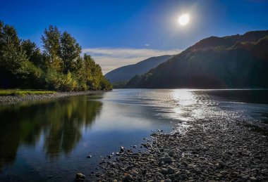Akşam vakti bir dağ nehri üzerinde sonbahar manzarası