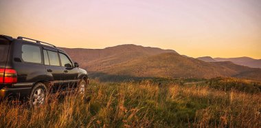 SUV sonbahar Karpatlar boyunca seyahat eder.