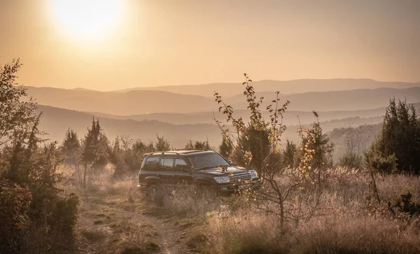 Suv Viaja Pelas Montanhas Dos Cárpatos Outono — Fotografia de Stock