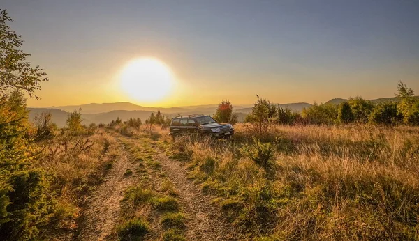 Der Geländewagen Fährt Durch Die Herbstlichen Karpaten — Stockfoto