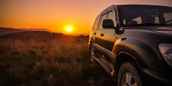 Suv Viaja Pelas Montanhas Dos Cárpatos Outono — Fotografia de Stock