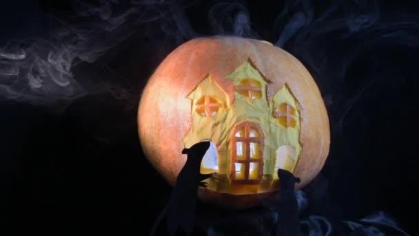 Halloween Esculpido Castelo Abóbora Com Rato Movimento Fumaça — Vídeo de Stock