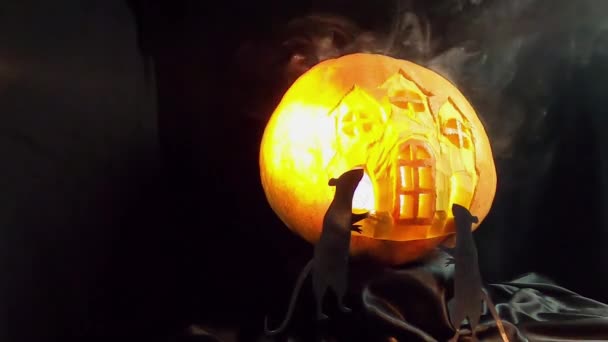 Хэллоуин Резной Тыквенный Замок Крысой Движение Дыма — стоковое видео