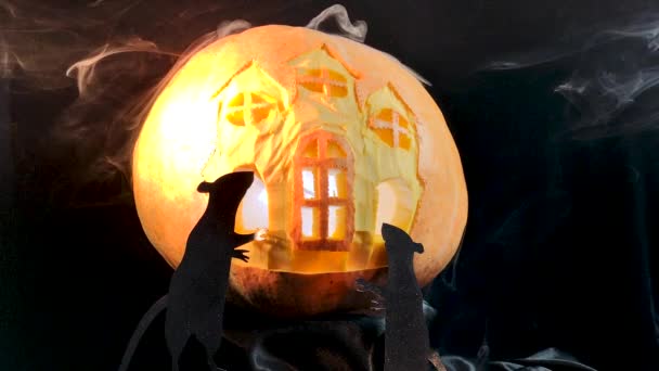 ハロウィンはネズミと煙の動きでカボチャの城を彫刻 — ストック動画