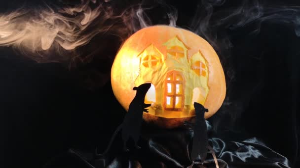 ハロウィンはネズミと煙の動きでカボチャの城を彫刻 — ストック動画