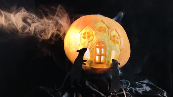 Halloween Esculpido Castelo Abóbora Com Rato Movimento Fumaça — Vídeo de Stock
