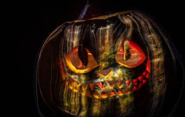 Cadılar Bayramı balkabağına oyulmuş bir kedinin gülümsemesi.